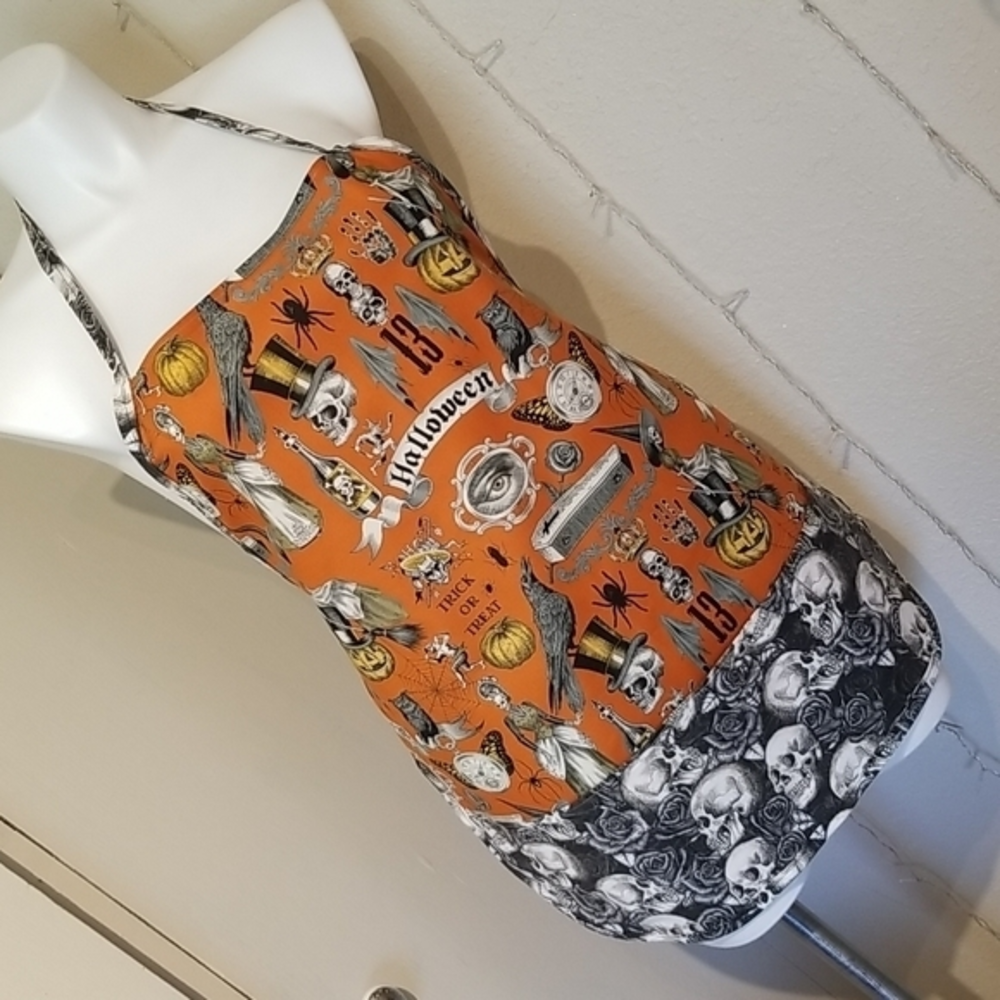 New skull‎ apron